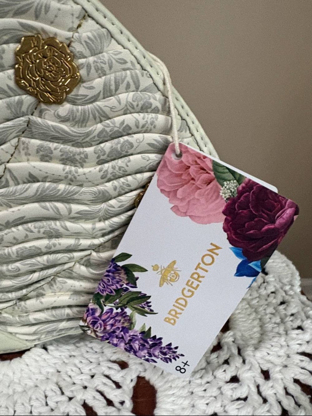 Loungefly Bridgerton Ivory Shell-Shaped Top Handle Bag with Gold Medallions NWT - Picture 4 of 6